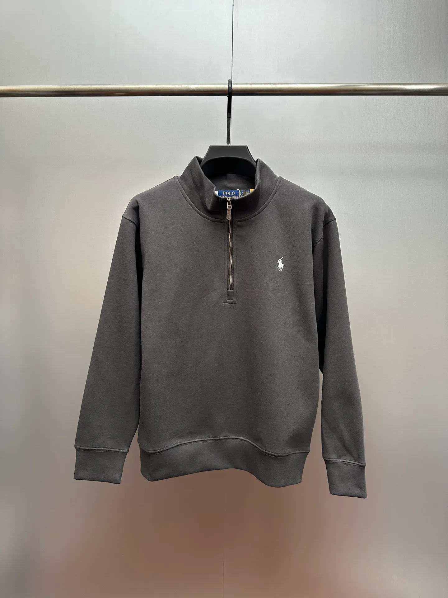 P250 Ralph Lauren/Ralph Lauren classic small logo embroidered turtleneck half-zip sweatshirt, simple and versatile ~ super delicate and soft, close to the body without being tied. Perfectly reflects the brand's sense of superiority. The cut is standard, comfortable to stretch, unrestricted in movement, and highly practical to wear. Classic and simple style, with pony embroidery pattern on the chest, imported machines, three-dimensional and full. Original Polo brass zipper, three-dimensional windproof lapels, taking into account warmth and cool lines, full of coolness, half-open lazy mode. The fit is loose, whether worn alone or layered, you can wear different styles of fashion with just one piece. Color: black, white, gray, brown, navy. Size: S-xL